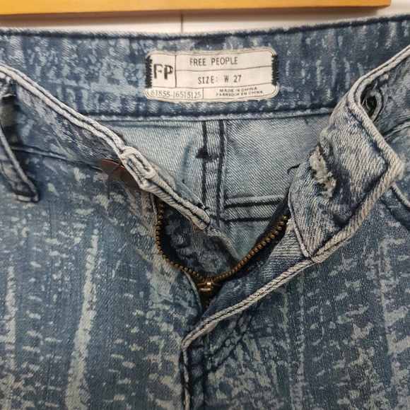 FREE PEOPLE 27 Ankle Zip Feathers Print Skinny Jean Size 27 - Picture 7 of 12